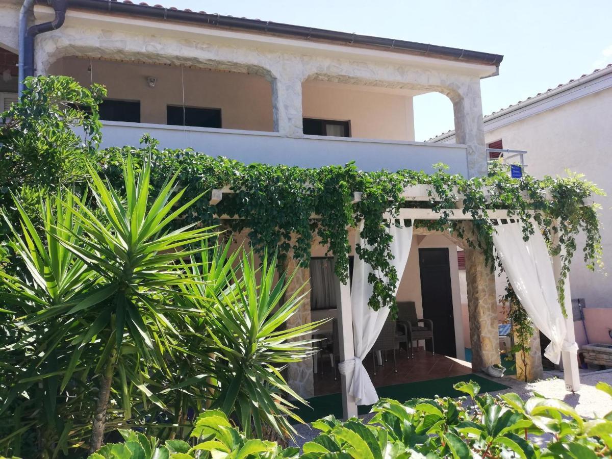Apartment House Vir-To-All Exterior photo